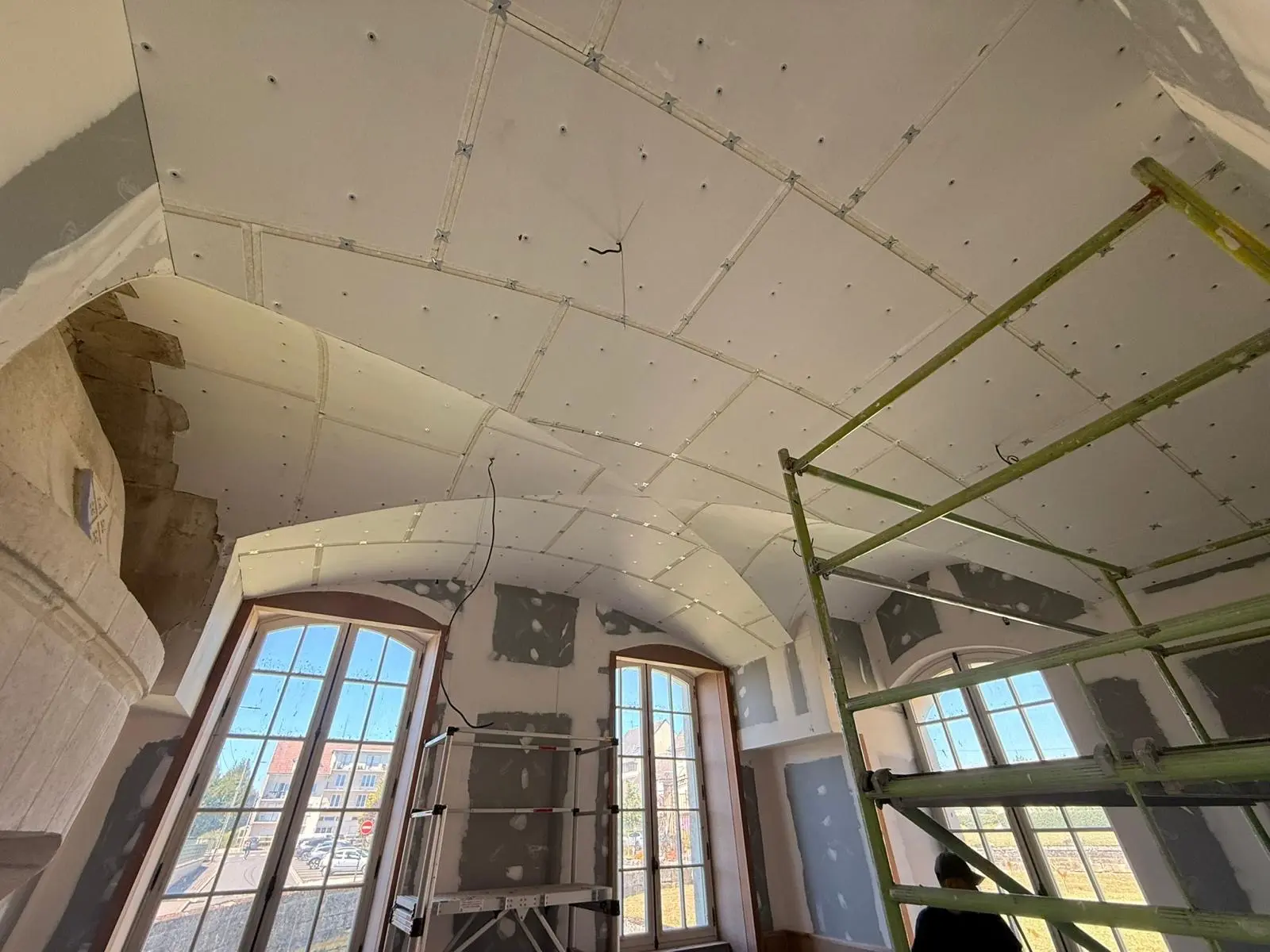 Salle en chantier sous voûte plaquée, échafaudage roulant en place
