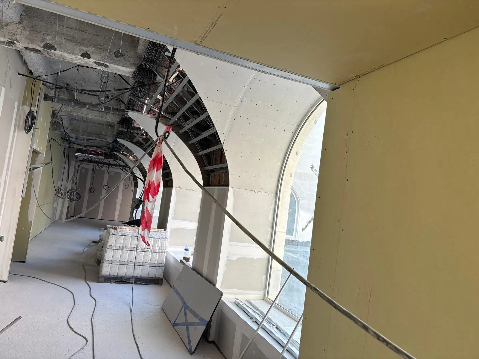 Arcade en cours d'habillage, réseaux techniques encore visibles