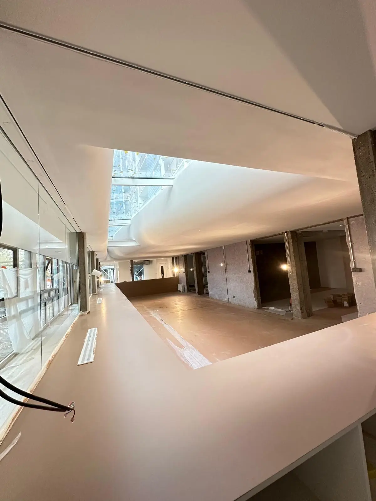 Atrium sous plafond blanc sans joint, lumière zénithale