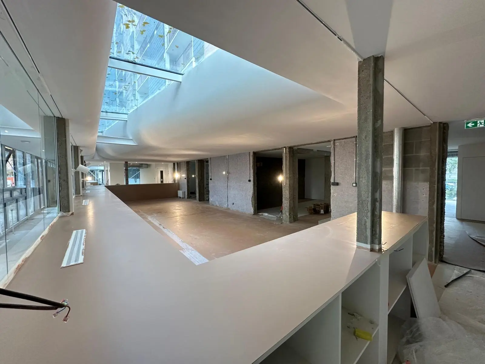 Vue plongeante sur l'atrium et son plafond continu, verrière en toiture