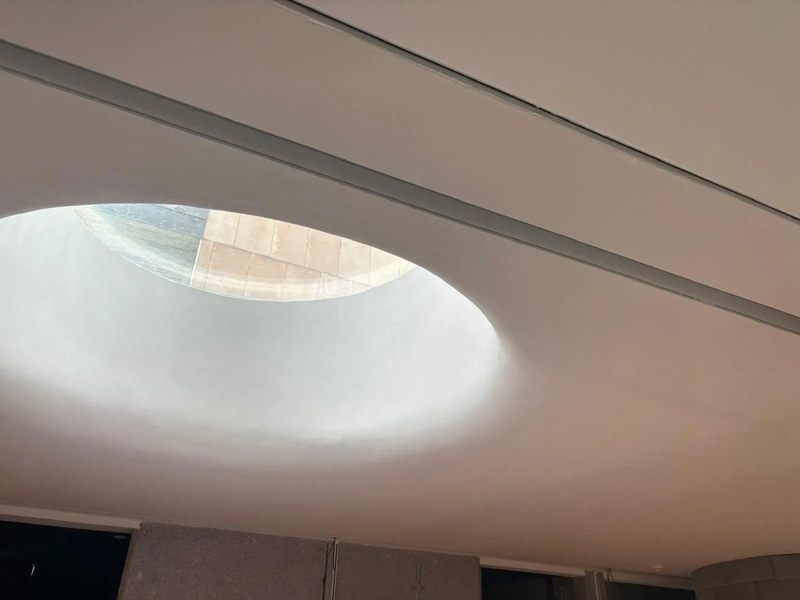 Oculus lumineux dans le plafond du hall, vue rapprochée