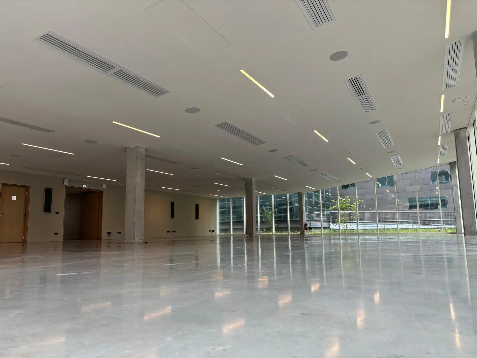 Plateau de bureaux livré : plafond continu, réglettes linéaires et diffuseurs affleurants