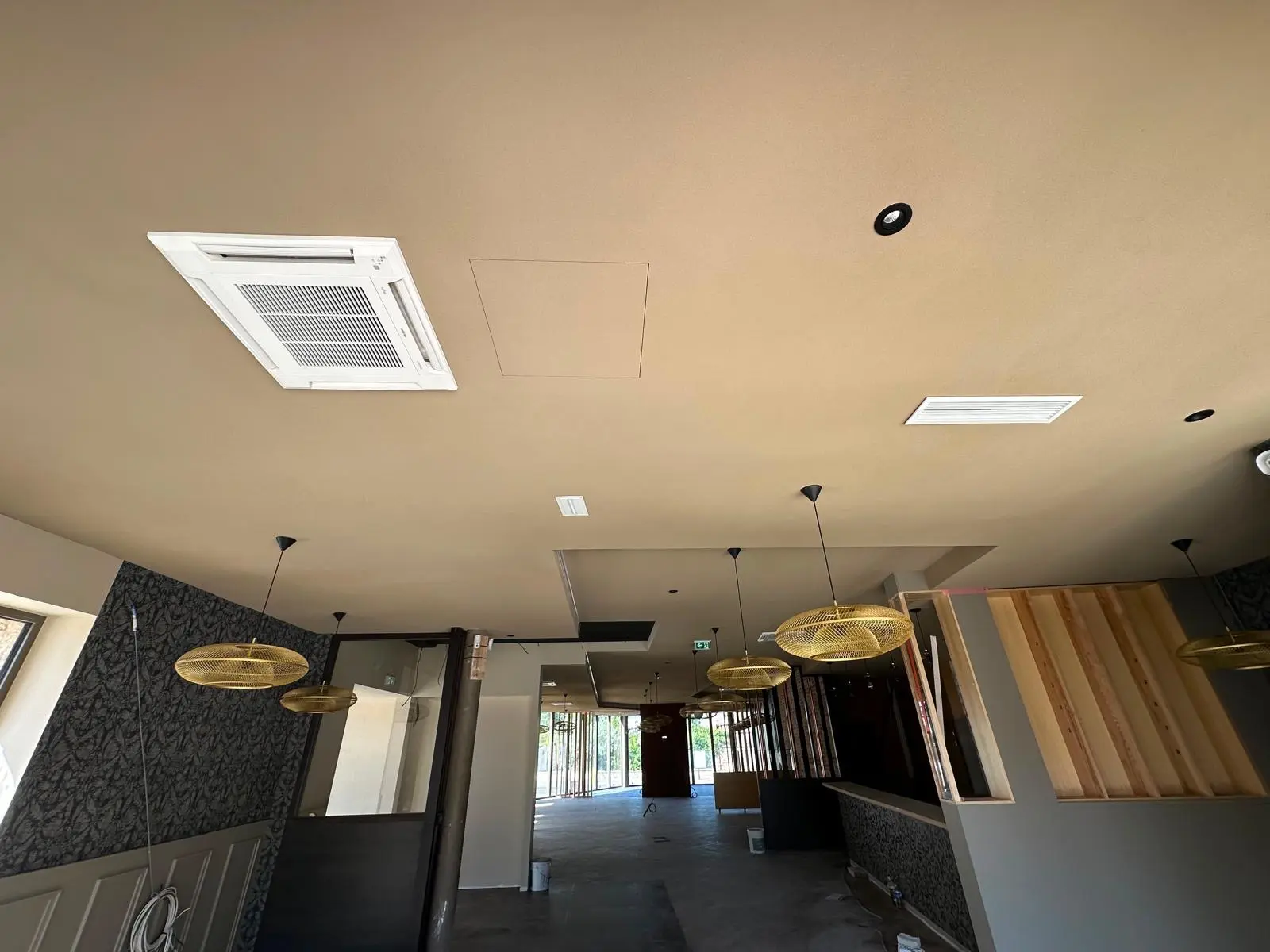 Salle de restaurant sous plafond fini, diffuseur de ventilation intégré et suspensions