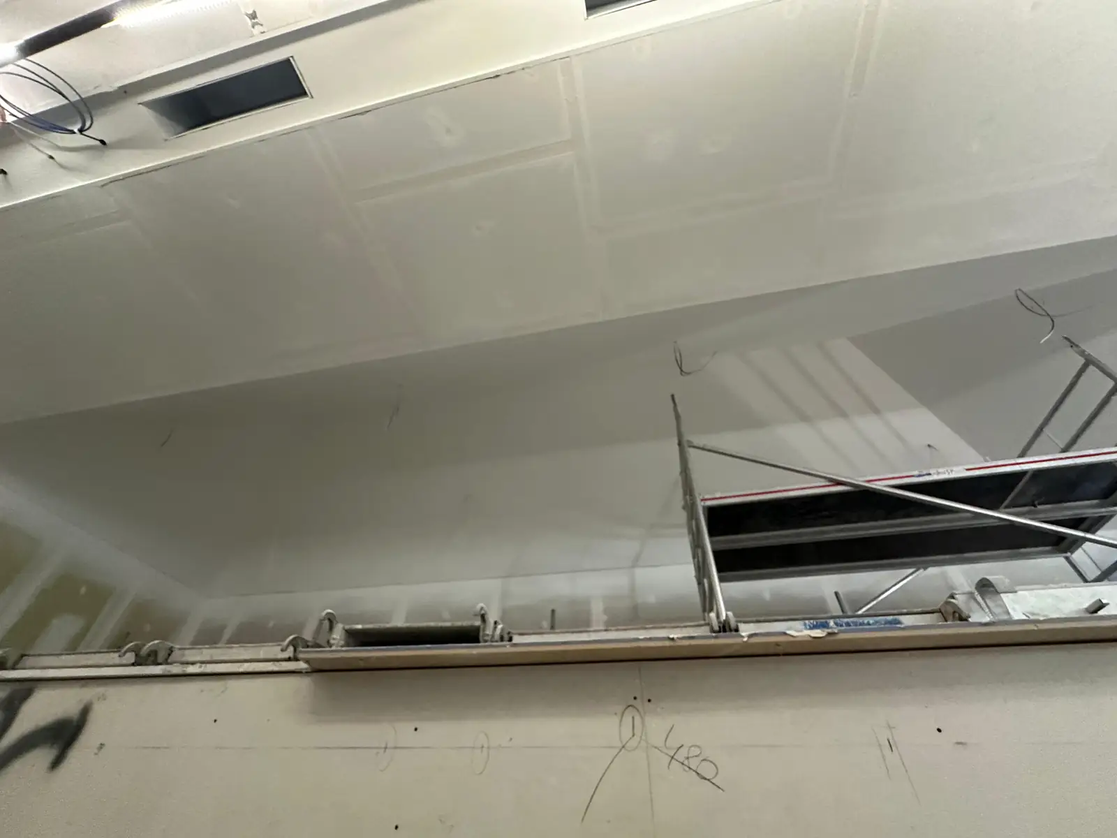 Grande retombée de plafond plaquée et bandée, bouche de ventilation encastrée, bas de cloison en plaque avant enduit