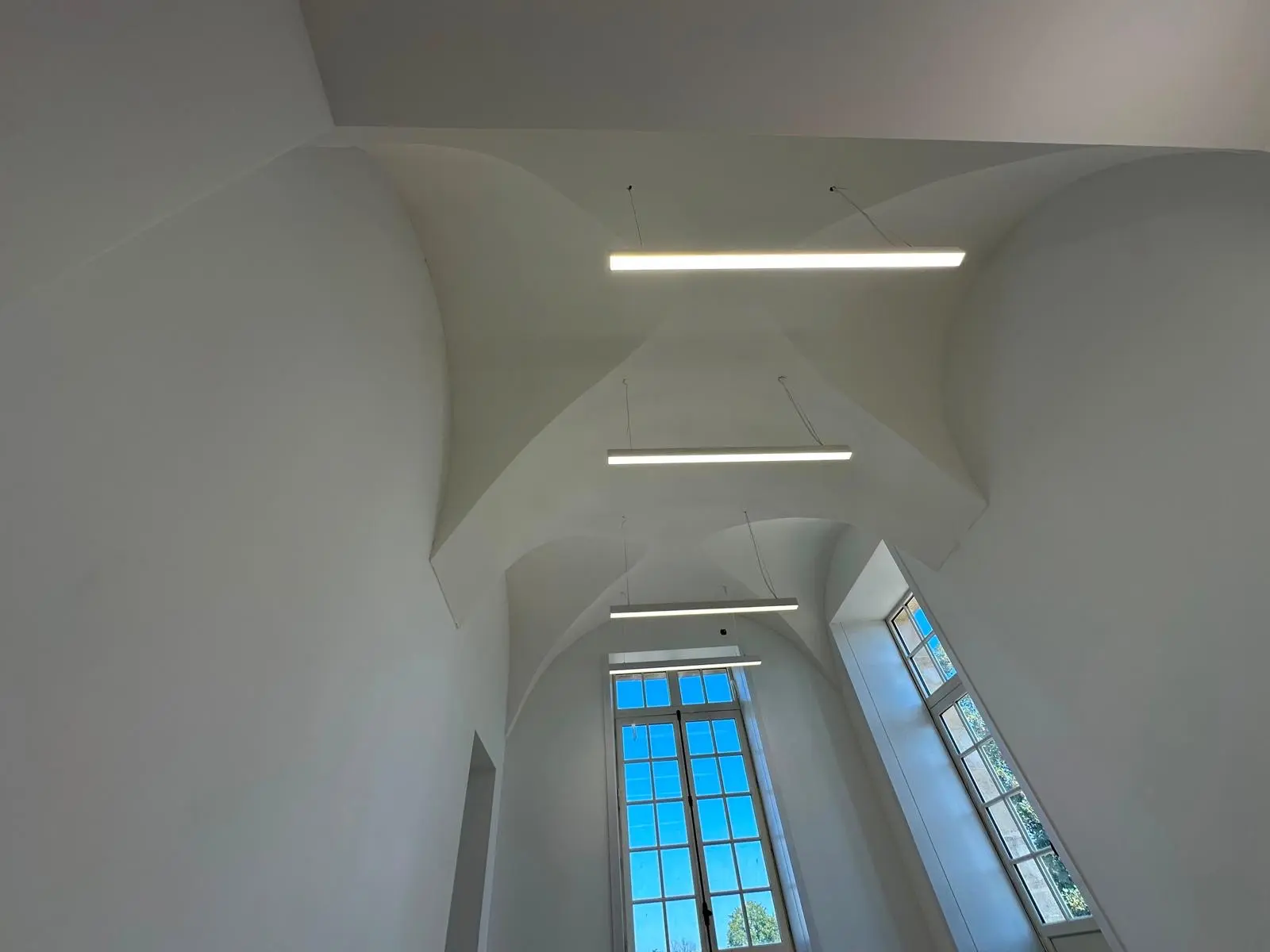 Voûte d'arêtes plâtre lisse et réglettes linéaires encastrées, fenêtres en enfilade