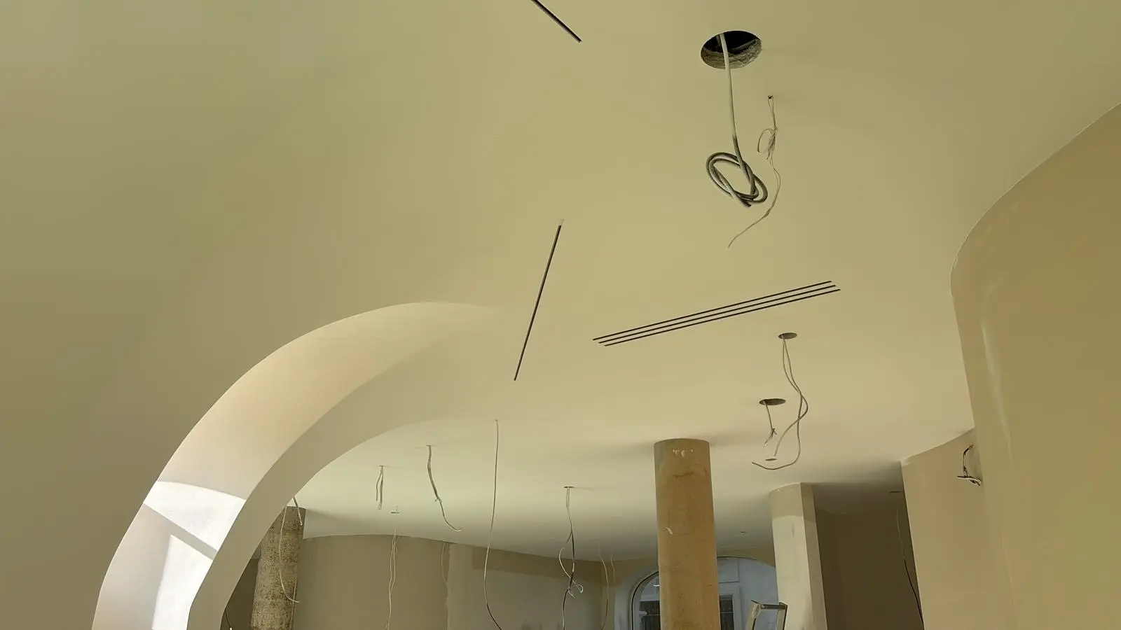 Enchaînement de voûtes courbes monolithiques avant pose des luminaires