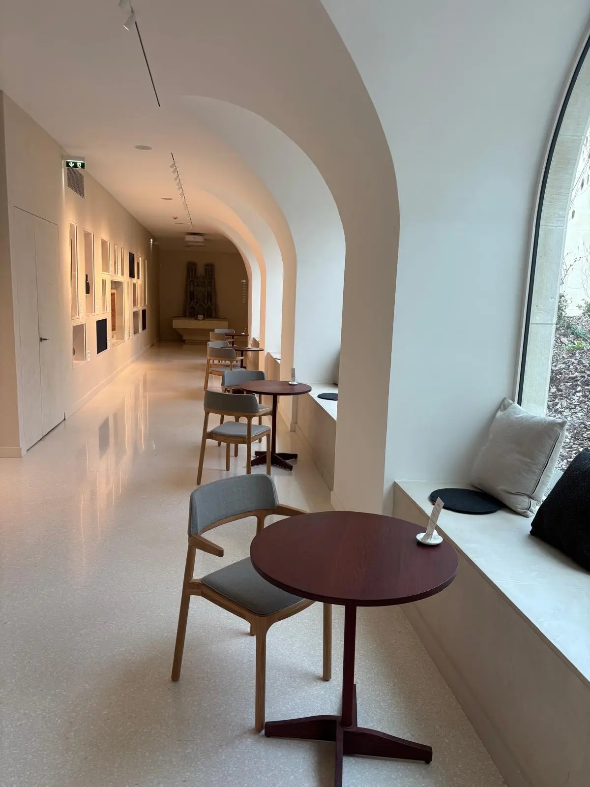 Circulation voûtée blanche avec assise intégrée et table ronde